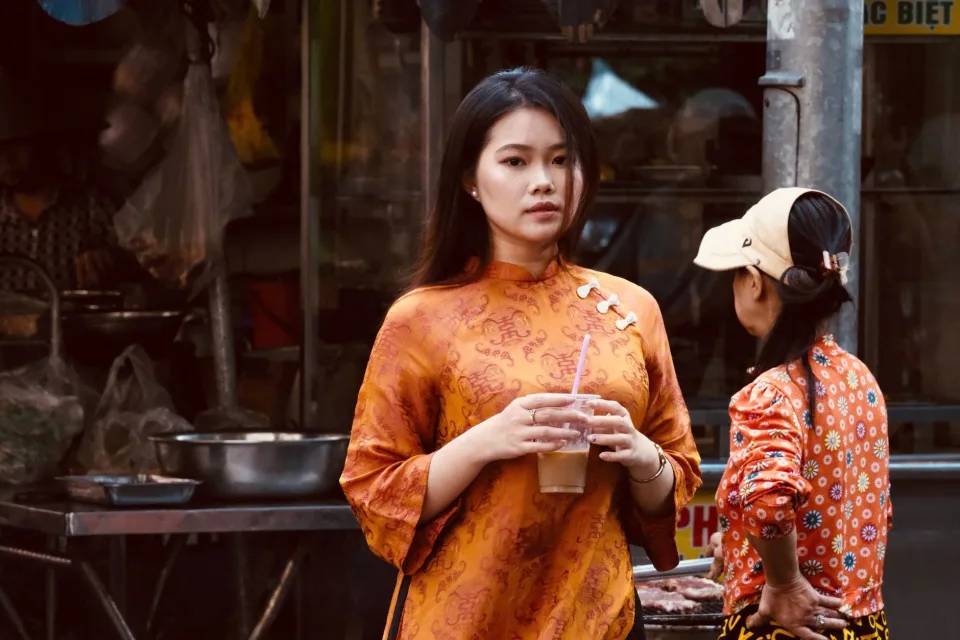 Nhân viên đang dọn món